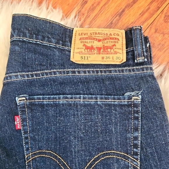 Levi's Skinny Dark Wash Jean's - Picture 4 of 6